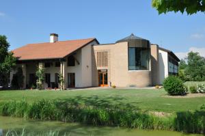 una casa con un gran patio delante de ella en Agriturismo Ancillotto, en Meolo