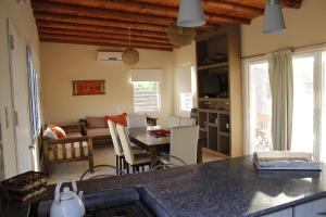 cocina y sala de estar con mesa y sillas en Aldea Amedo en San Rafael