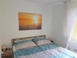 Ferienhaus Sonnenweg tesisinde bir odada yatak veya yataklar