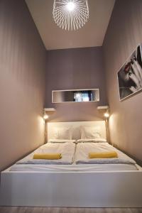 En eller flere senge i et værelse på Design Apartment in the City Center with AC