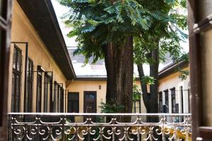 En balkon eller terrasse på Design Apartment in the City Center with AC