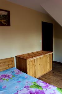 Кровать или кровати в номере Zawoja Chaty Górskie D3