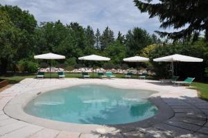 basen z krzesłami i parasolami w obiekcie Agriturismo Ancillotto w mieście Meolo