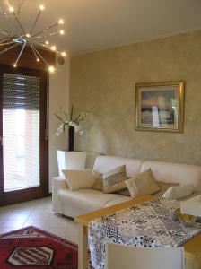 sala de estar con sofá y mesa en Atelier, en Portogruaro