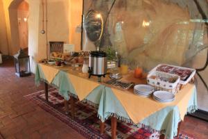 stół z jedzeniem i talerzami w obiekcie Antica Pietrara B&B w mieście Formello