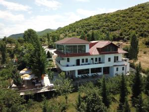 una vista aérea de una casa en las montañas en Hotel Camping Lin, en Pogradec