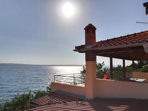 a house with a view of the water at Apartman JURJEVIĆ in Barić Draga