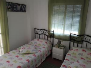 アヤモンテにあるCosta Esuri, Albatros Golf 1 Ayamonteのベッドルーム1室(ツインベッド2台、窓付)