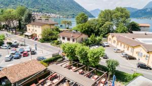 una vista aérea de una ciudad con una calle y un lago en Albergo Ristorante Svizzero, en Capolago