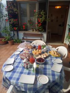 een blauwe en witte tafel met eten erop bij I tre scalini in Stintino