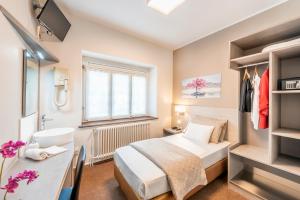 Rúm í herbergi á Albergo Ristorante Svizzero