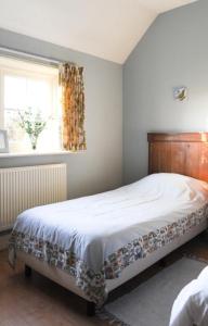 1 dormitorio con cama y ventana en Bed & Breakfast de Neust en Beesd