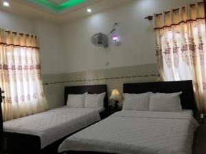 Postel nebo postele na pokoji v ubytování Ngọc Nam Hotel