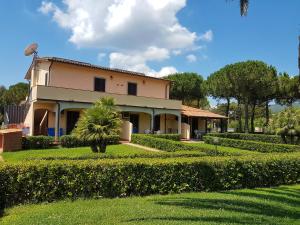 A garden outside Lido Azzurro Residence rta