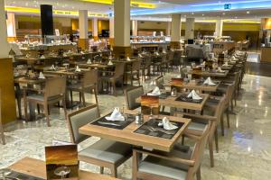 a dining room with tables and chairs in a restaurant at Hotel Madeira Centro in Benidorm