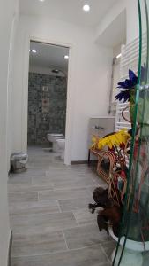Habitación con baño con lavabo y aseo. en Appartamento Torrione, en Piani di Vallecrosia