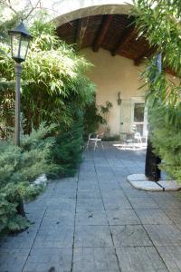 A garden outside Hôtel Restaurant Le Commerce