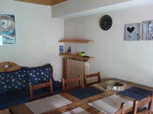 een woonkamer met een tafel en een bank bij les fenêtres du mont blanc in La Giettaz