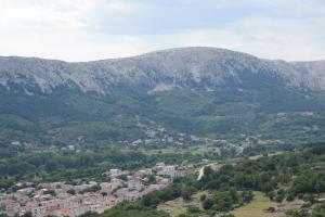 una pequeña ciudad en medio de una montaña en Toni i Kristina en Baška