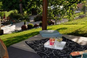ein Tablett mit zwei Gläsern Wein auf dem Tisch in der Unterkunft B&B Haus zur Krone in Oberriet