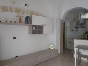 a kitchen and dining room with a bench in a room at La dimora nel centro antico in Statte