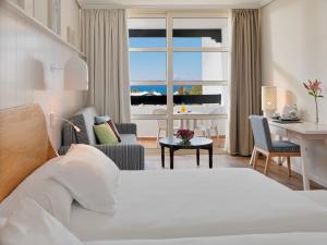 A bed or beds in a room at H10 Rubicón Horizons Collection Még 37 kép