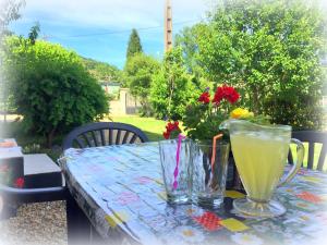 een tafel met twee glazen en bloemen erop bij Saint Moreil Gite in Saint-Moreil