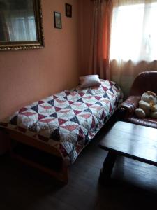 een slaapkamer met een bed, een bank en een tafel bij Gastzimmer für Übernachtung Гостевая комната in Oberbipp