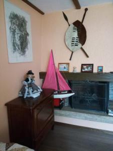 a room with a table with a toy sailboat on it at Gastzimmer für Übernachtung Гостевая комната in Oberbipp