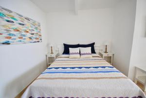 sypialnia z dużym łóżkiem z dwoma stołami w obiekcie Marine Lovers - Jacuzzi Fuerteventura w mieście Gran Tarajal +25 zdjęć