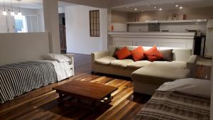 un soggiorno con divano e tavolo di Loft desing a Paraná