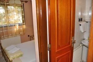 łazienka z wanną, umywalką i toaletą w obiekcie Hotel Palota w Budapeszcie