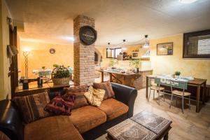 a living room with a couch and a kitchen at B&B Al Sentiero in Caprino Veronese