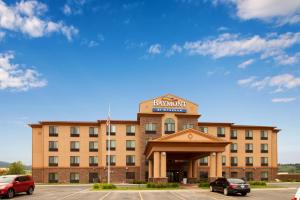 un bâtiment d'hôtel avec un panneau en haut dans l'établissement Baymont Inn & Suites by Wyndham Sturgis, à Sturgis