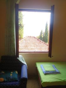 Pokój z oknem z krzesłem i oknem w obiekcie Sobe Baosici Marina w mieście Herceg Novi