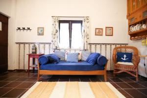 um sofá azul numa sala de estar com uma janela em Akivillas Ericeira Star na Ericeira