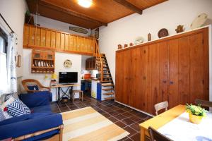 a living room with a blue couch and a table at Akivillas Ericeira Star in Ericeira