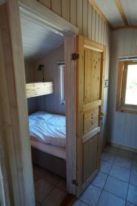 Tempat tidur dalam kamar di Lillehammer Turistsenter Camping