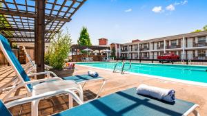 a swimming pool with lounge chairs and a hotel at Best Western Horizon Inn in Medford