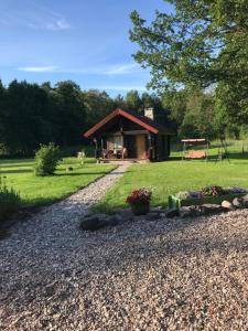 een blokhut met een grindpad dat daarheen leidt bij Laasi Cozy Cottage in Kaigutsi