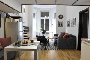 uma sala de estar com um sofá e uma mesa em Apartment Rudy em Zagreb