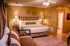 Habitación de hotel con cama y sofá en Asheville Cabins of Willow Winds en Asheville