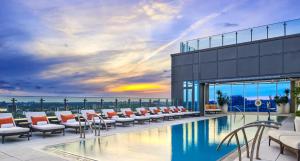 Bazén v ubytování Hotel X Toronto, a Destination by Hyatt Hotel nebo v jeho okolí