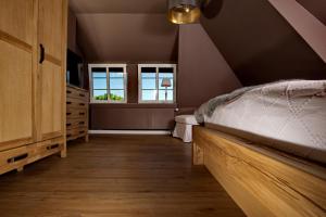Schlafzimmer mit einem Bett und einem Fenster in der Unterkunft "Lütt Lori" in Morsum