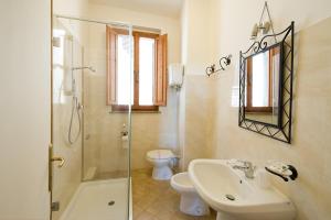 een badkamer met een wastafel, een douche en een toilet bij Hotel Properzio in Assisi