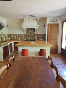 Kuchyň nebo kuchyňský kout v ubytování Maison les Salles-sur-Verdon