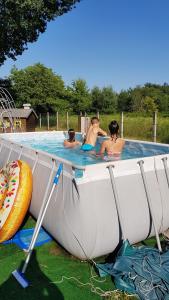 grupa ludzi w basenie w obiekcie B&B Il Rovere w mieście Gattico
