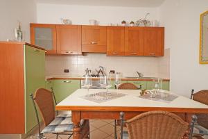 eine Küche mit einem Tisch und Weingläsern darauf in der Unterkunft Anna Torri in Torri del Benaco