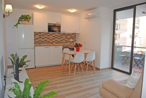 フエンヒロラにあるRecently refurbished apartment with sea views.のキッチン、ダイニングルーム(テーブル、椅子付)