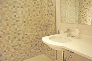 A bathroom at Recently refurbished apartment with sea views.